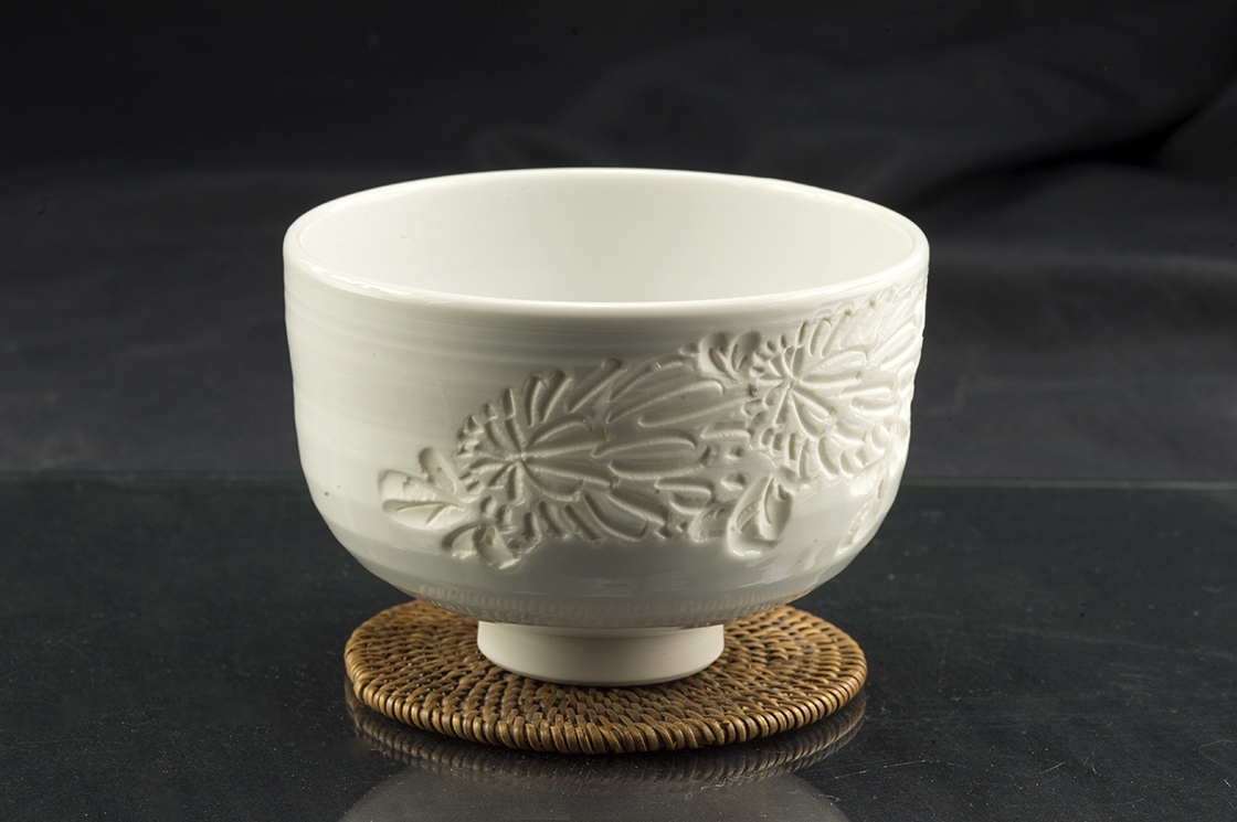 Fehér krizantém izushi-porcelan-japan-matcha-chawan-teascsesze