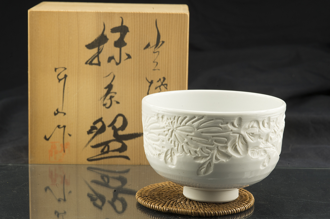 Fehér krizantém izushi chawan izushi-porcelan-japan-matcha-chawan-teascsesze