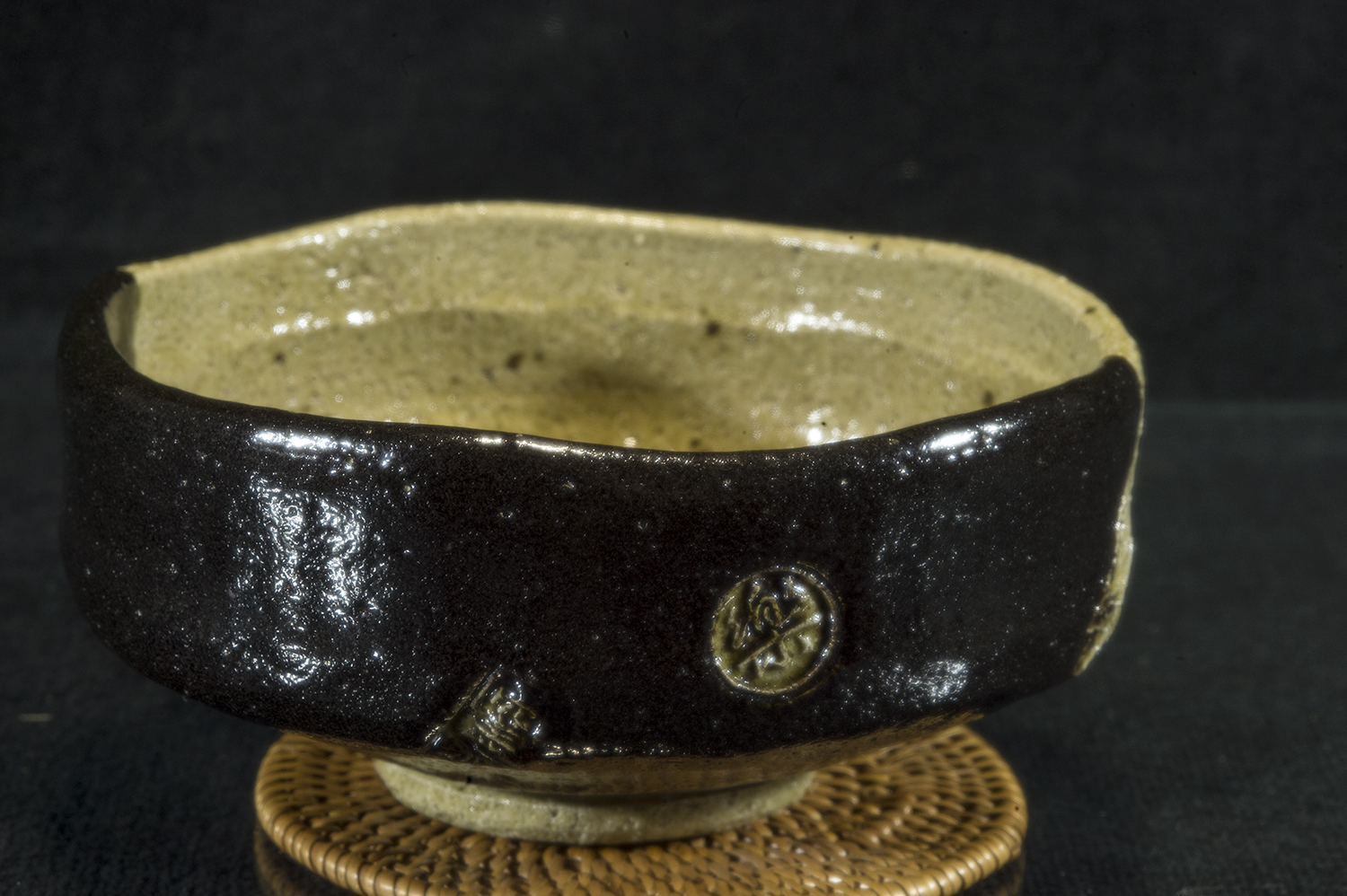 katami gawari kuro raku chawan japán matcha teáscsésze