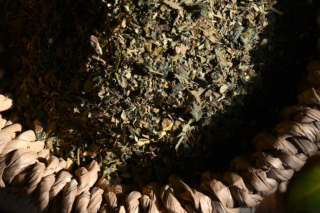 A teautja herbateái tiszta, nagy hatóanyagtartalmú, organikus termesztésből származó termékek. Alkalmazásuk esetén tartsa be az elkészítéssel kapcsolatos útmutatásokat, ne használjon fölöslegesen sok teát. Herbateáink nem tartalmaznak semmiféle színező, ízesítő, ízfokozó anyagokat vagy hozzáadott aromákat. Ennek köszönhetően különös figyelemmel kell tárolni, légmentesen zárt, hűvös, sötét, száraz helyen, ha lehetséges fémdobozban. Az elkészítés során lehetőség szerint minden esetben a lehető leglágyabb, (