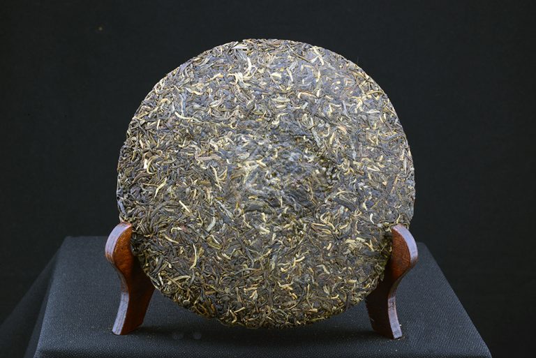 Xi Zhi Hao legendás név a puerh szerető közönség körében. A puerht először Tajvan, Hong-Kong és Japán fedezte fel a nagyvilágnak. Még a nyolcvanas évek végén is csak annyit írt a nyugati populáris és szaksajtó, hogy léteznek ún. öreg, vagy utólag fermentált teák. Amerika még csak kóstolgatta, amikor Tajvanon már lelkes gyűjtőtábora alakult ki a legjobb puerheknek. Egy ilyen gyűjtő, Cheng Úr alapította a kilencvenes évek végén puerh gyártó cégét és annak egy márkáját a Xi Zhi Haot (a dupla szerencse jele). Tajvani, kifinomult, arisztokratikus, nem utolsósorban nosztalgikus igénnyel keresett fel és adott ki minden évben őseredeti, igazi teákat. Esélyünk sem lenne arra, hogy Xi Zhi Hao teákat kóstolgassunk, ha nem lenne a Mengyan Guoyan Teaüzem és annak vezetője Dong Guoyan asszony, aki ebben az évben bérmunkában a Xi Zhi Hao teák gyártását vezényelte, illetve a csomagolást végezte. Így 