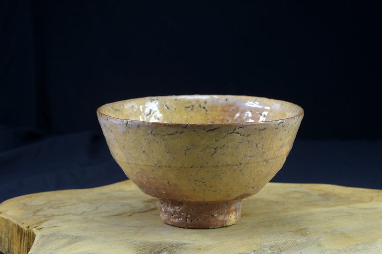 Goro-Tamura-a-voros-bolygo-hagi-chawan-matcha-teascsesze