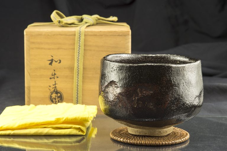 A bíboros raku csésze