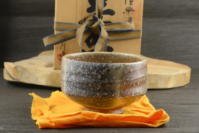 Kivételes minőségű Shigaraki chawan matcha fatüzes teáscsésze.