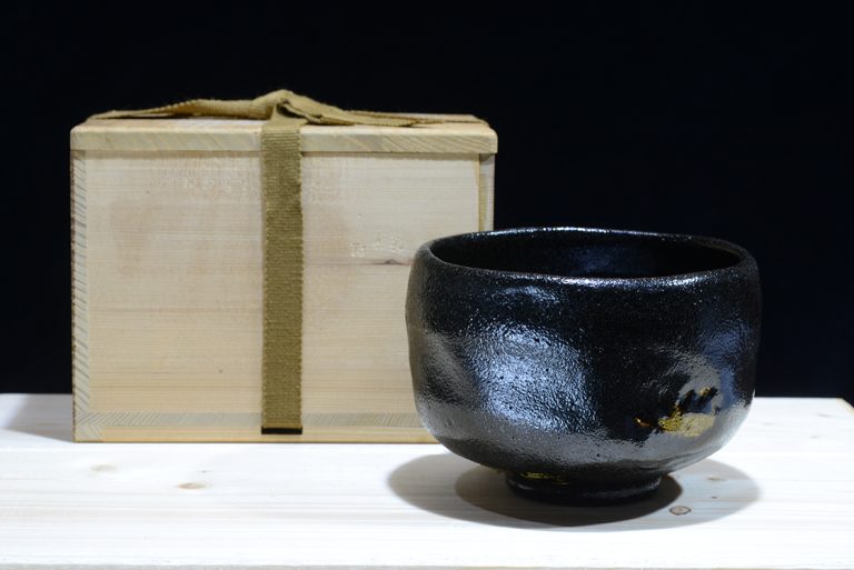 Extraklasszis fekete raku teáscsésze 1. Shunpo Inoue (1896-1965) műhelyéből