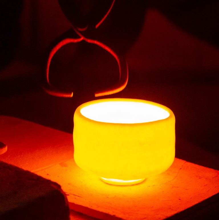 A bíboros raku csésze