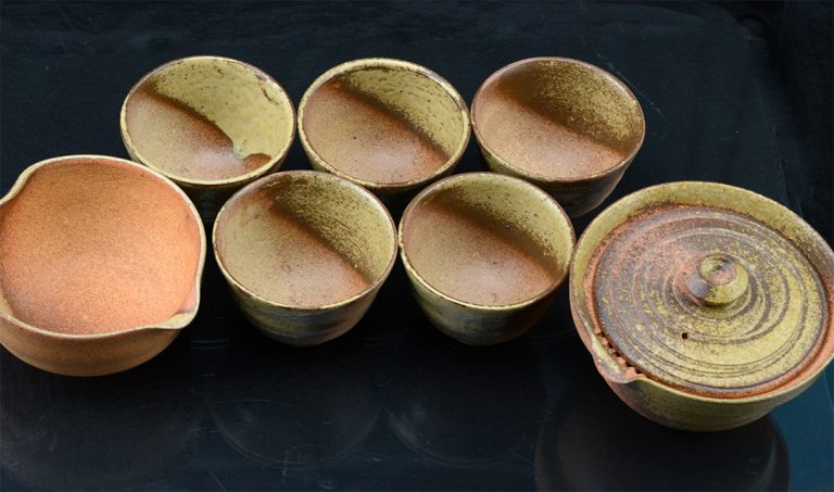 rakusai takahashi műhelyében készült japán shigaraki teáskészlet