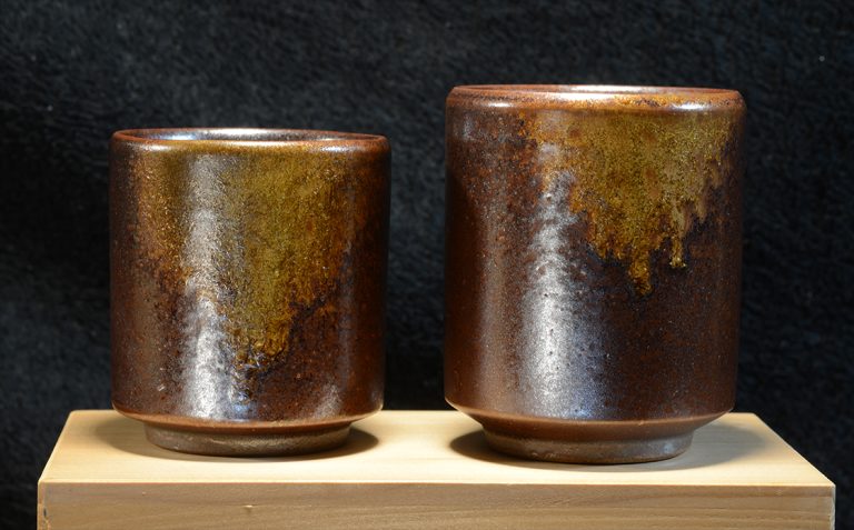 Tamba mázatlan, fatüzes teáscsésze pár Isomatsu Ogami műhelyéből.