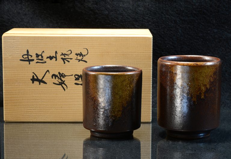 Tamba mázatlan, fatüzes teáscsésze pár Isomatsu Ogami műhelyéből.