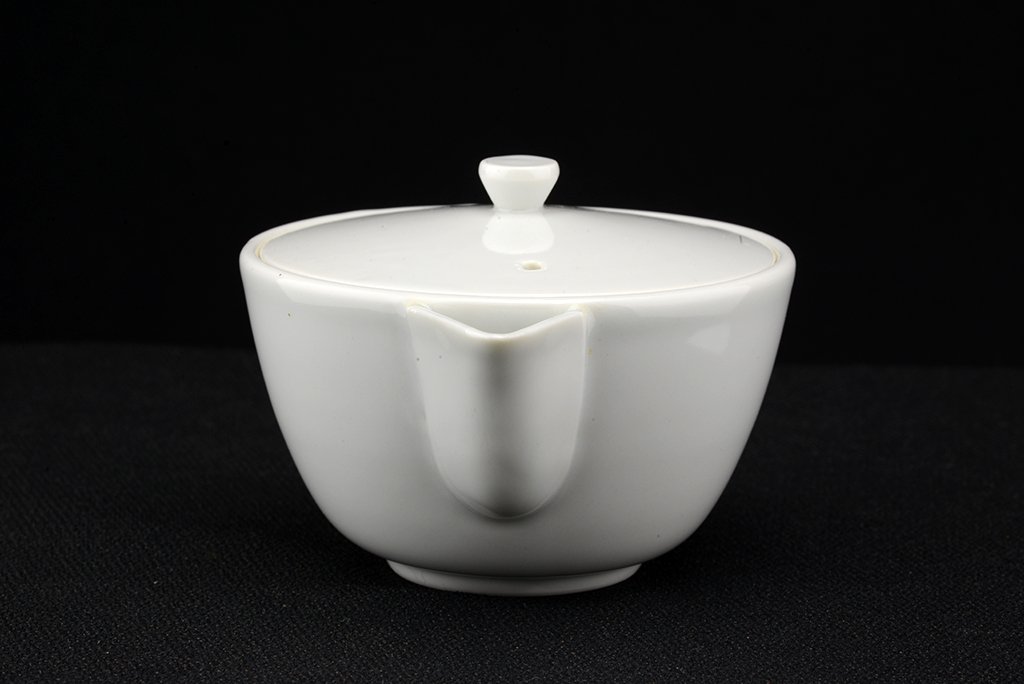 fehér kyotói porcelán teáskészlet