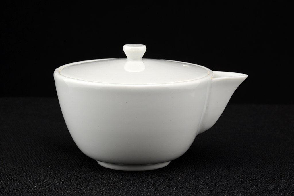 fehér kyotói porcelán teáskészlet