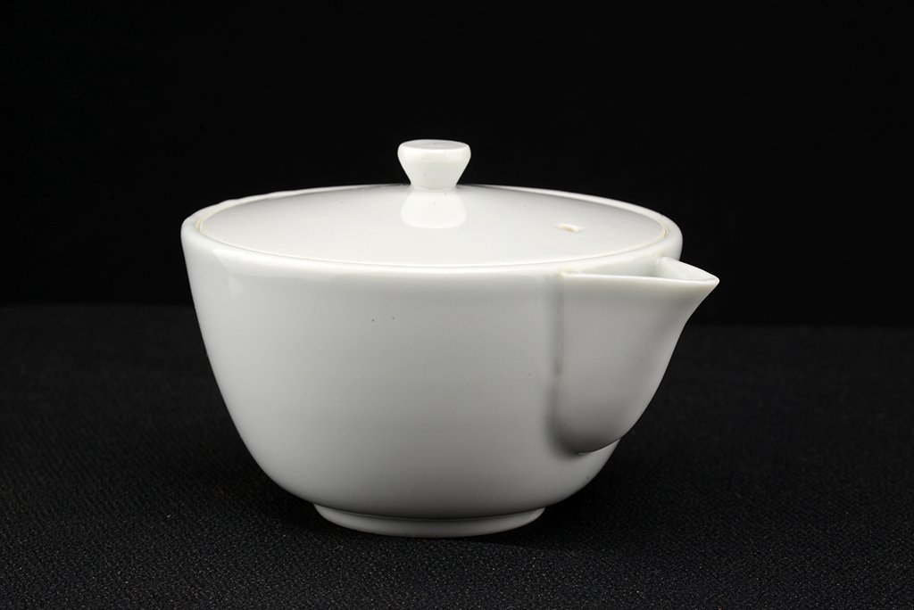 fehér kyotói porcelán teáskészlet