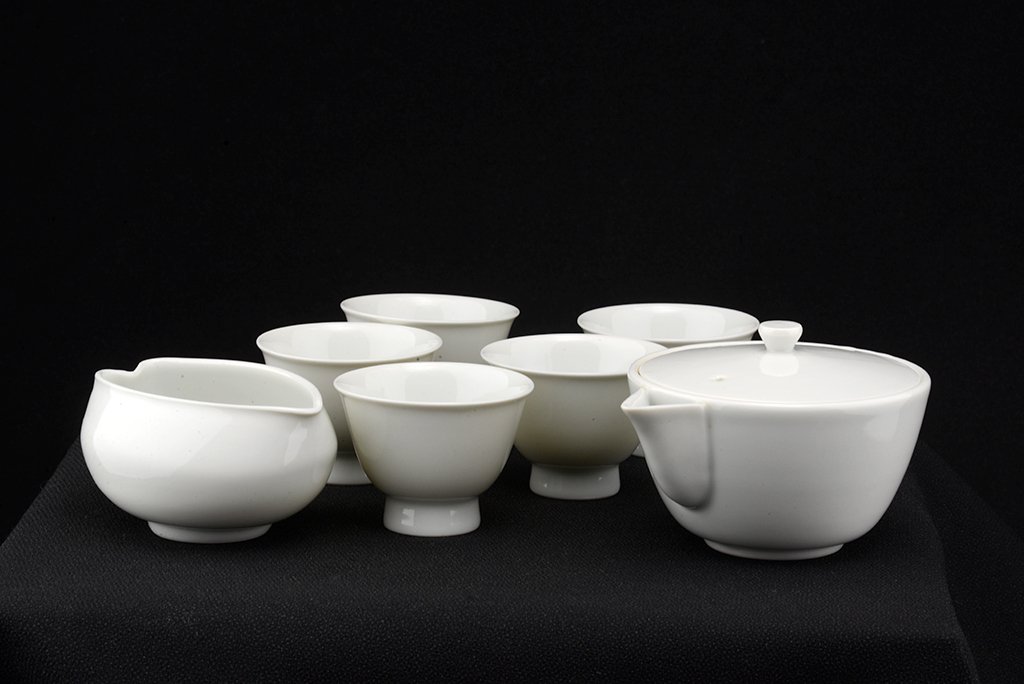 fehér kyotói porcelán teáskészlet