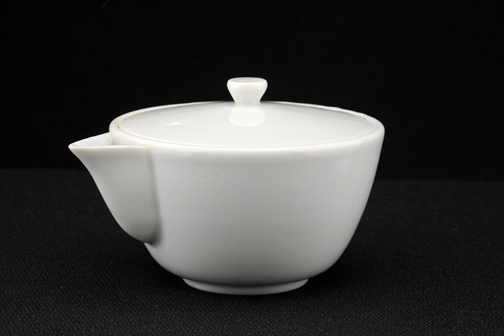 fehér kyotói porcelán teáskészlet