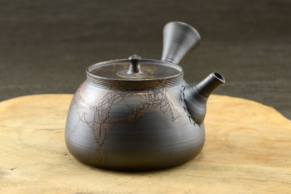 Mogake algával díszített japán teáskanna