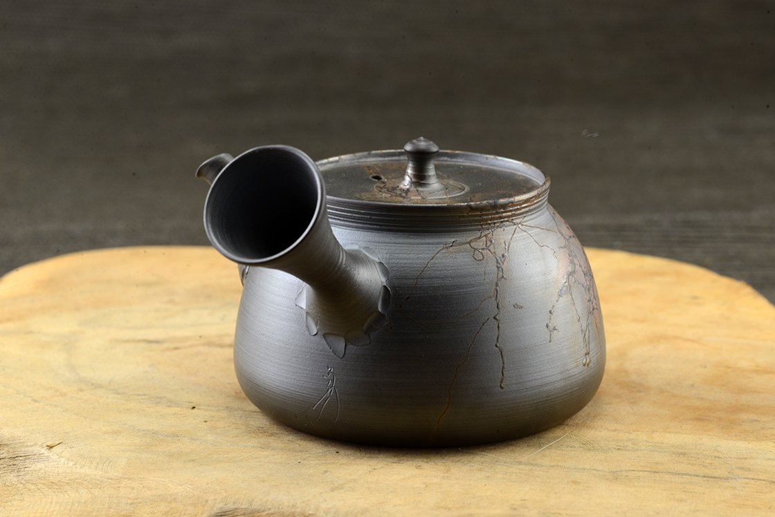 Mogake algával díszített japán teáskanna