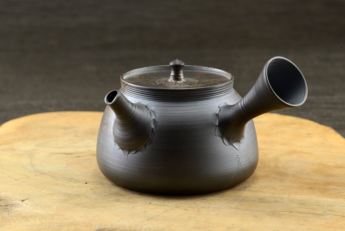 Mogake algával díszített japán teáskanna