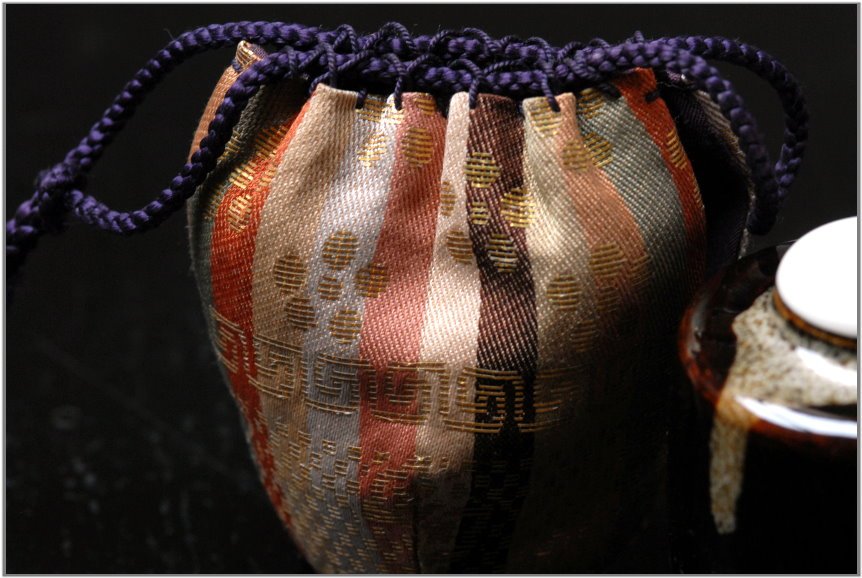 Katatsuki chaire selyemtartóval