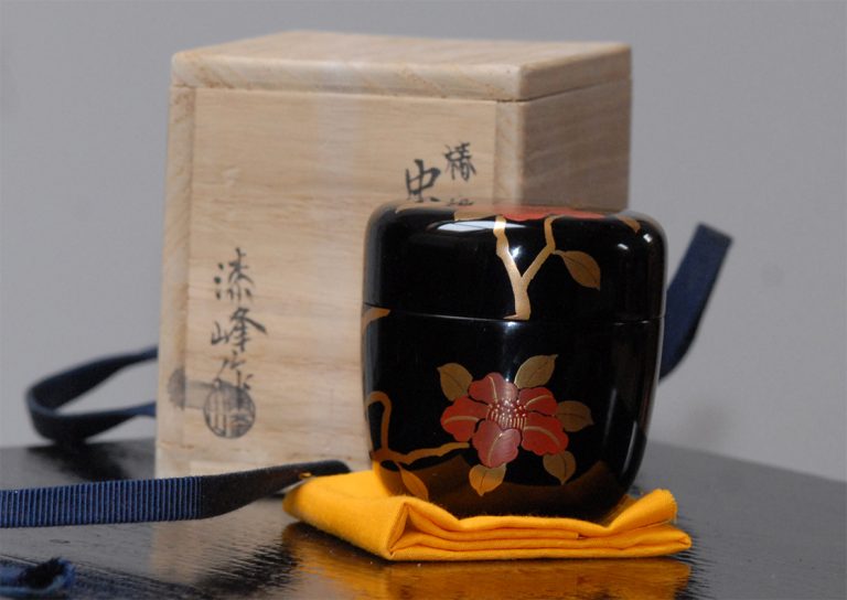 Tsubaki virág natsume - lakkozott, kézzel festett fa teatartó