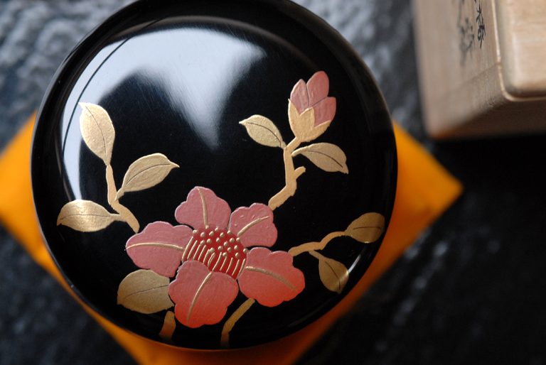 Tsubaki virág natsume - lakkozott, kézzel festett fa teatartó