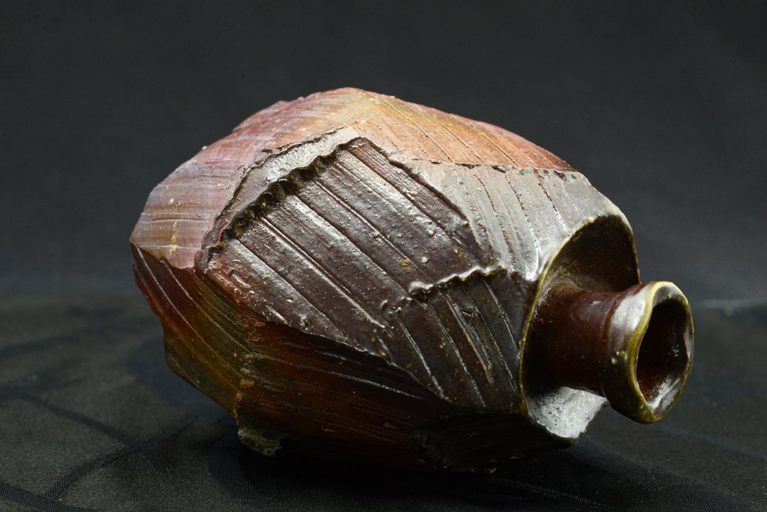 Hisamoto Koichi szaké kiöntő