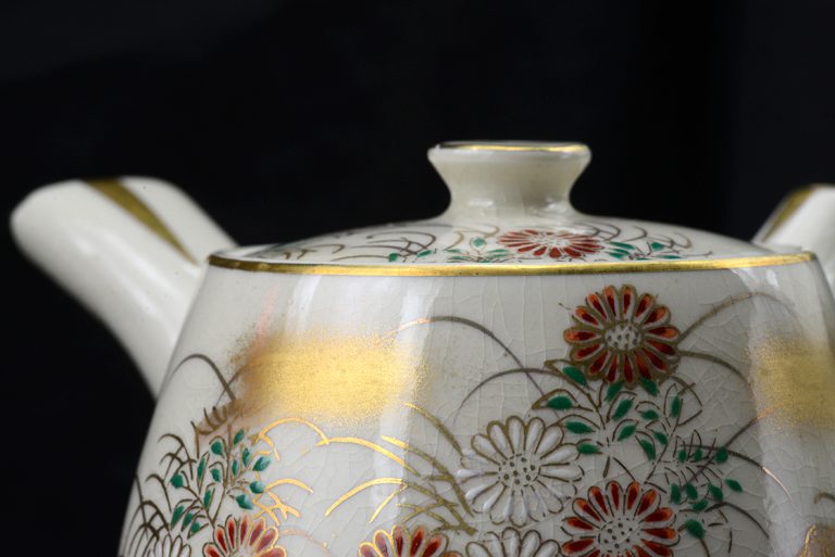 Kézzel festett kutani teáskanna