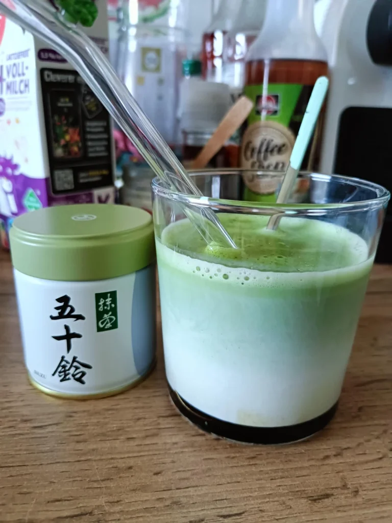A matcha Isuzu megtalálja otthonát a szirupos lattéban