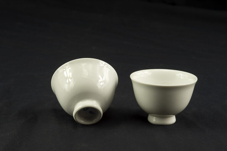 Fehér japán porcelán teáscsésze