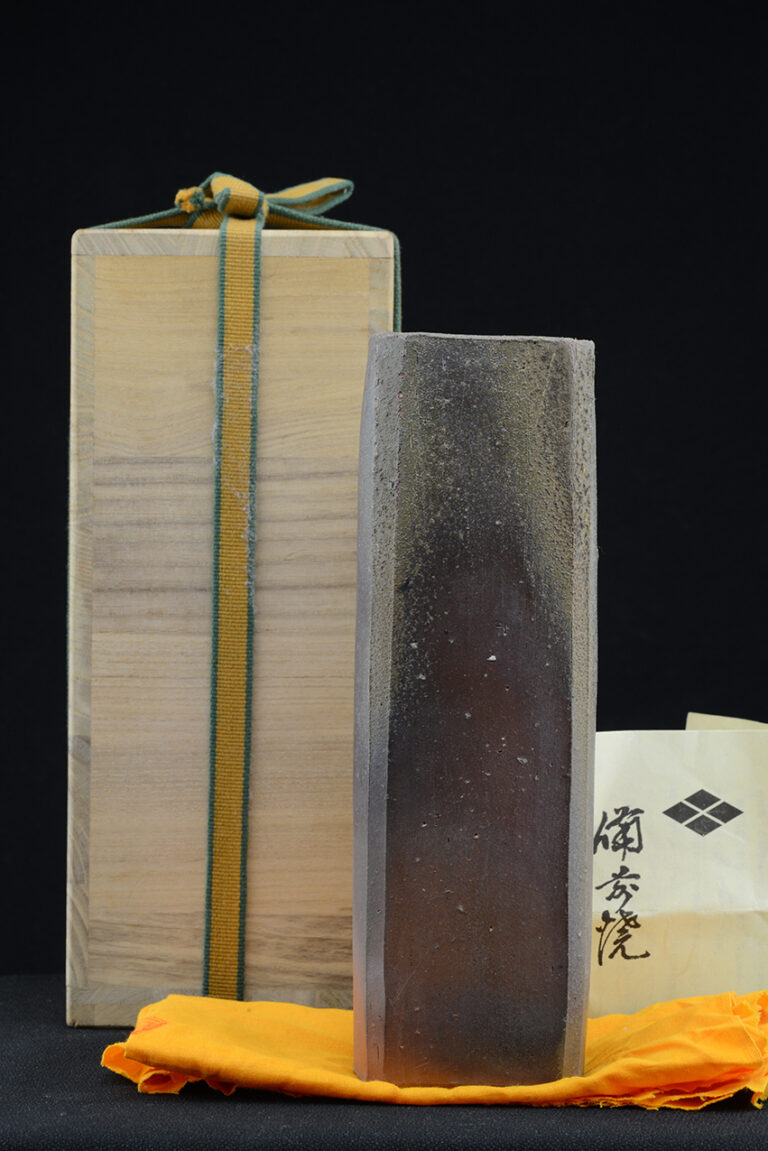 Szögletes bizen virágváza