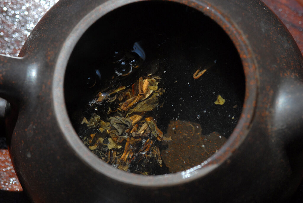 2010 Xiaguan - Ősi, vad teafák lombja sheng puerh tea