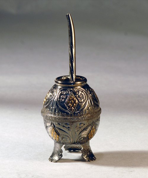 Cizellált háromlábú fémtök