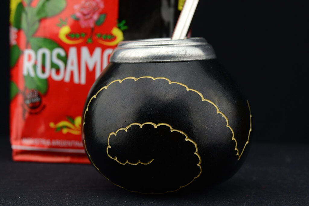 Rajzos fekete mate tök bombillával