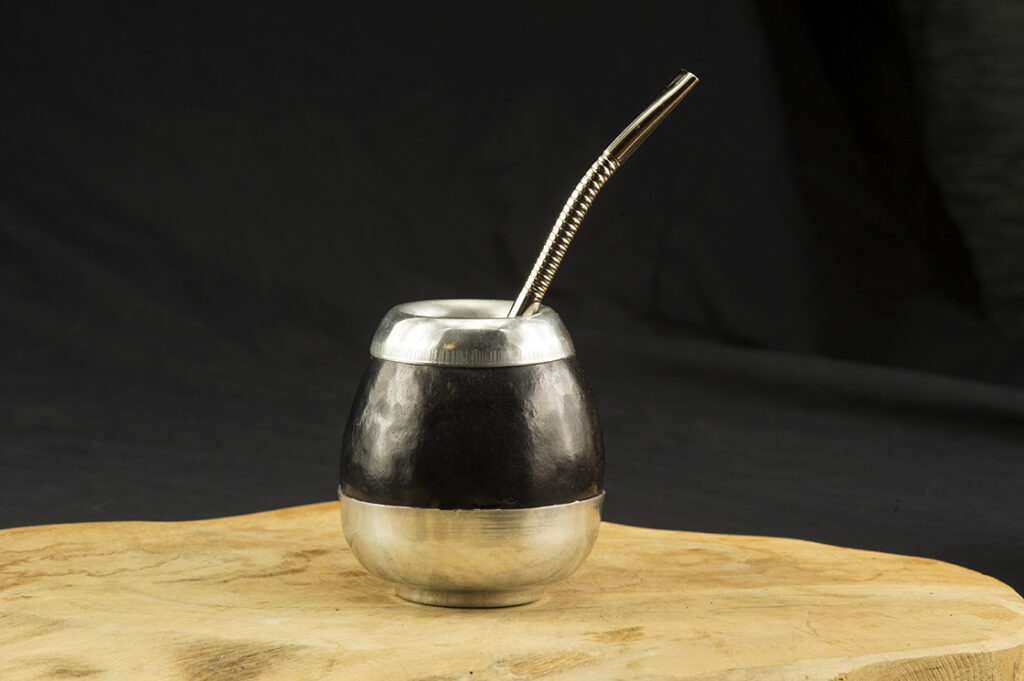 Fekete patkolt mate tök bombillával