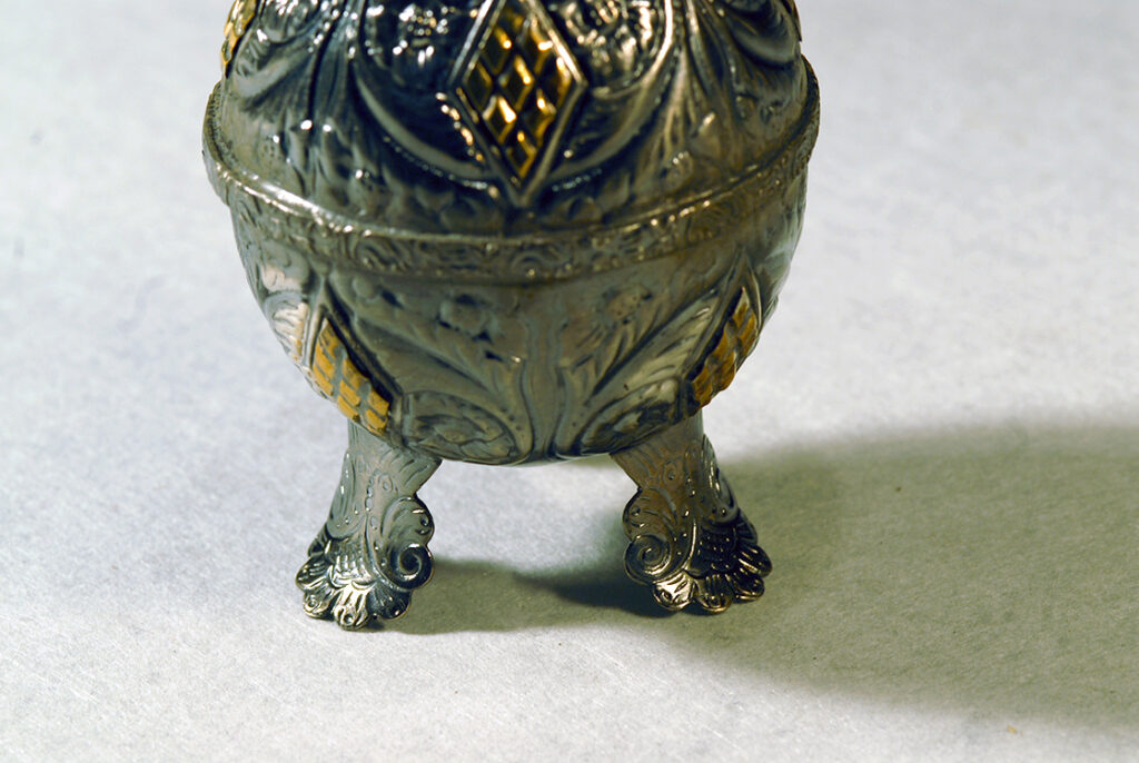 Cizellált háromlábú fémtök