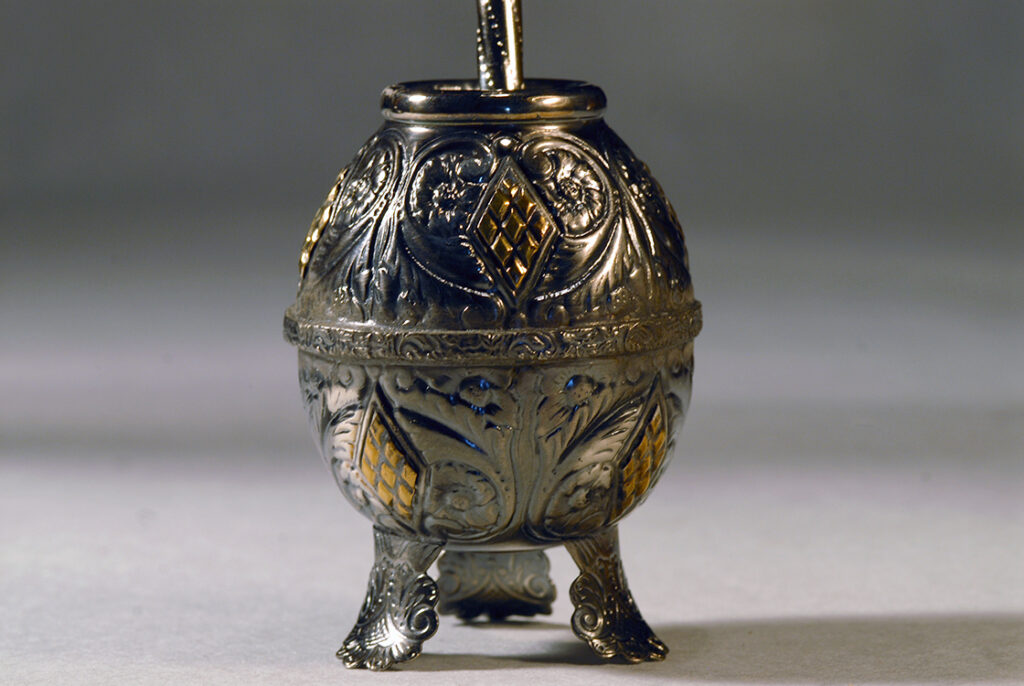 Cizellált háromlábú fémtök