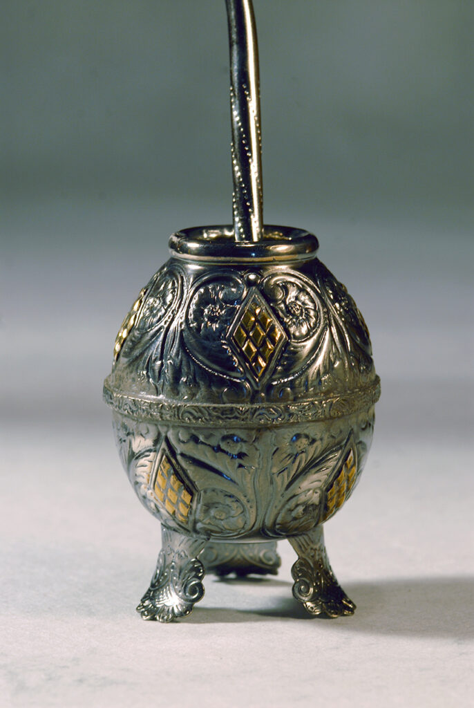 Cizellált háromlábú fémtök