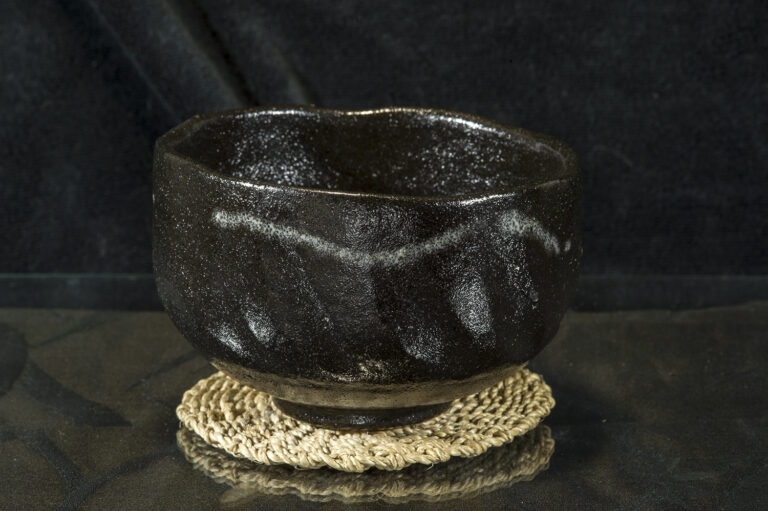 Fekete raku chawan matcha teáscsésze Shoraku Heian