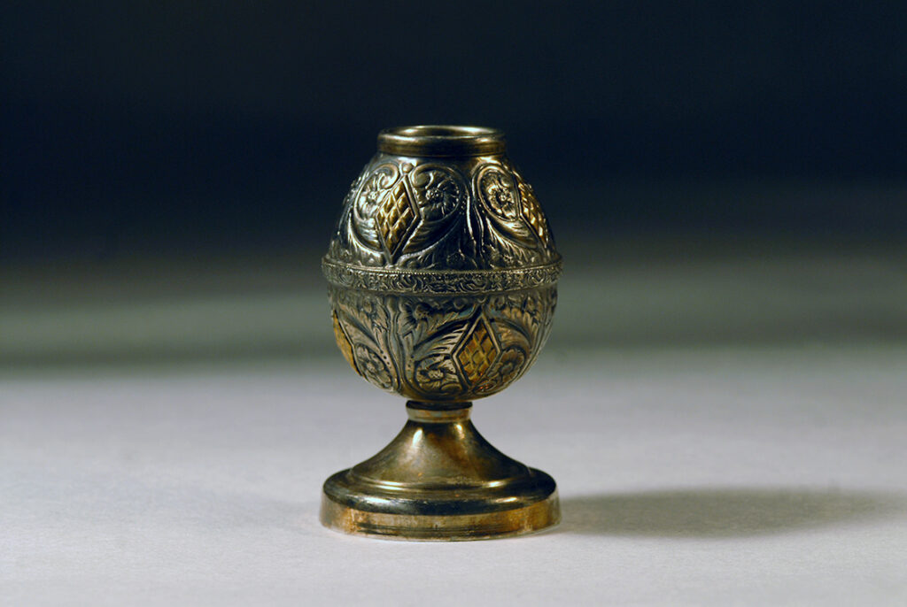 Cizellált, talpas fémtök