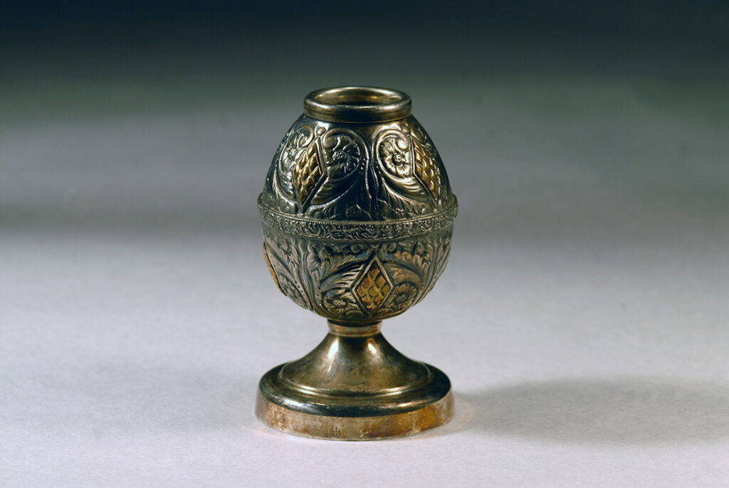 Cizellált, talpas fémtök