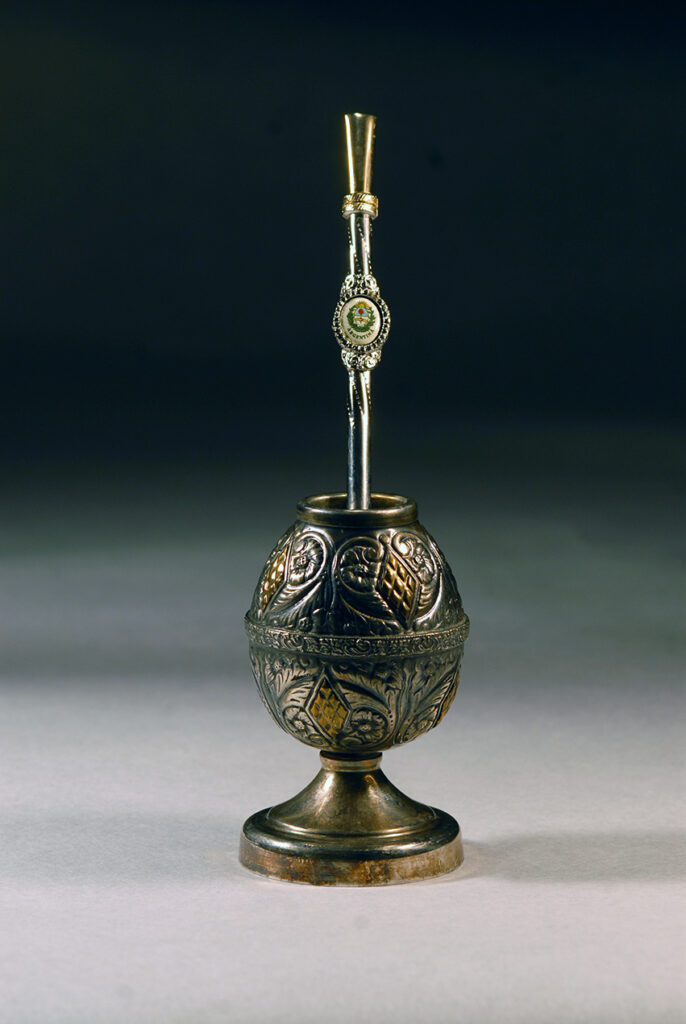 Cizellált, talpas fémtök