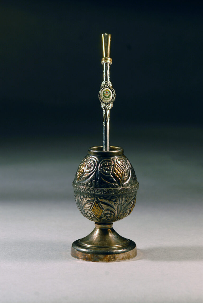 Cizellált, talpas fémtök