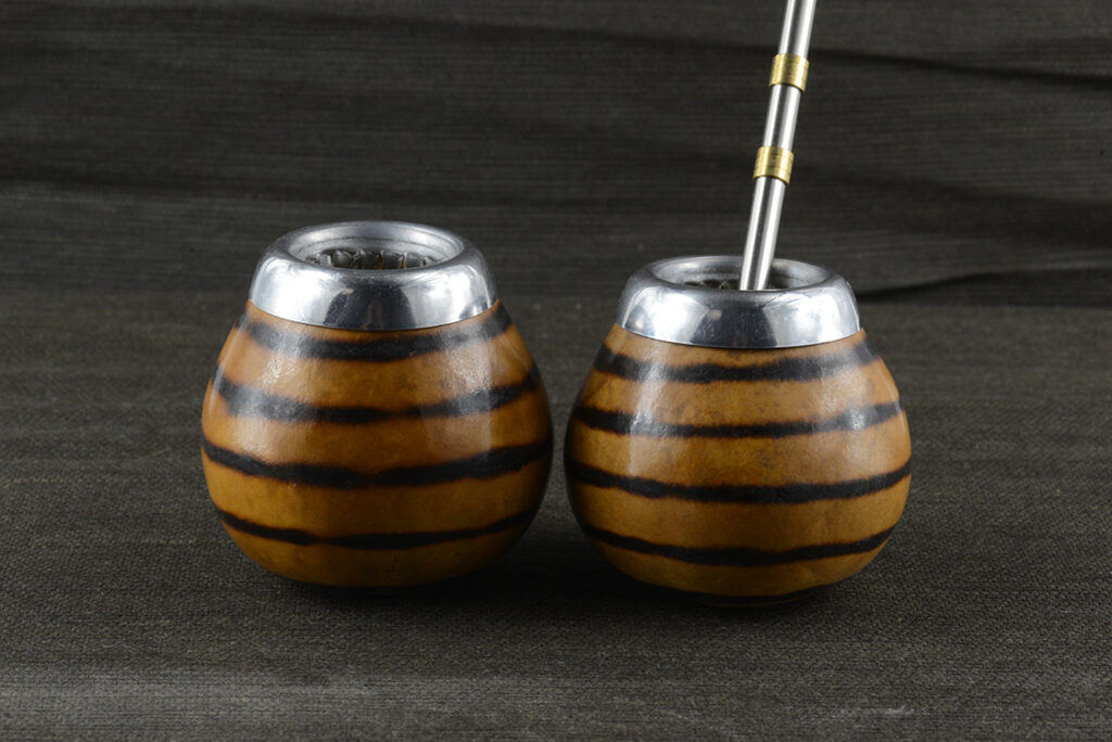 Tigriscsíkos mate tök bombillával