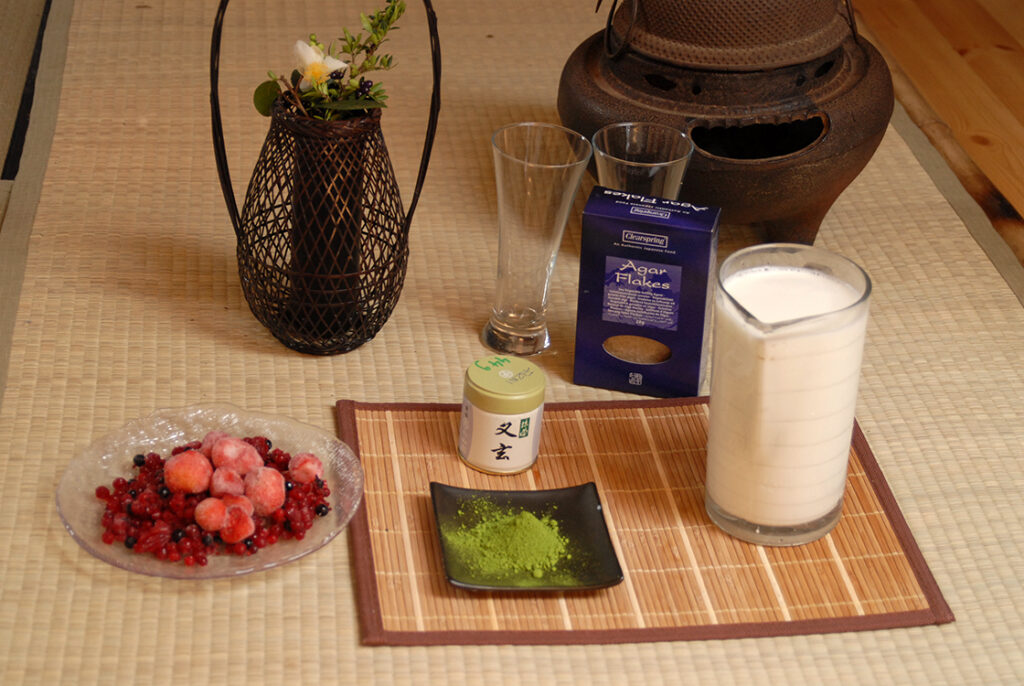 Mousse-zold-teaval-es-gyumolcsokkel.