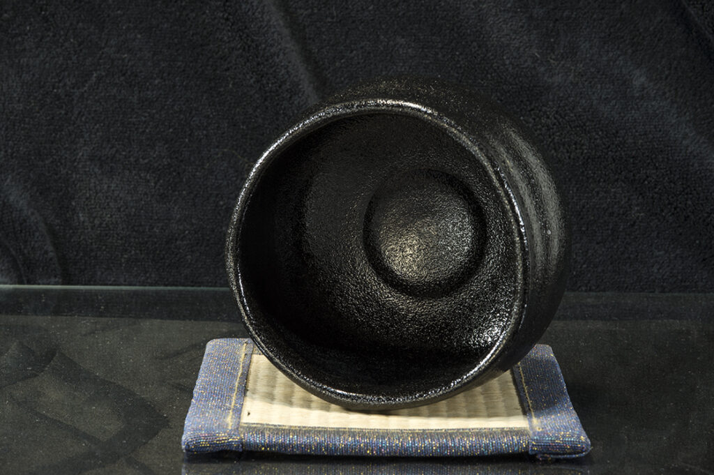 seto-guro-japan-matcha-chawan-teascsesze