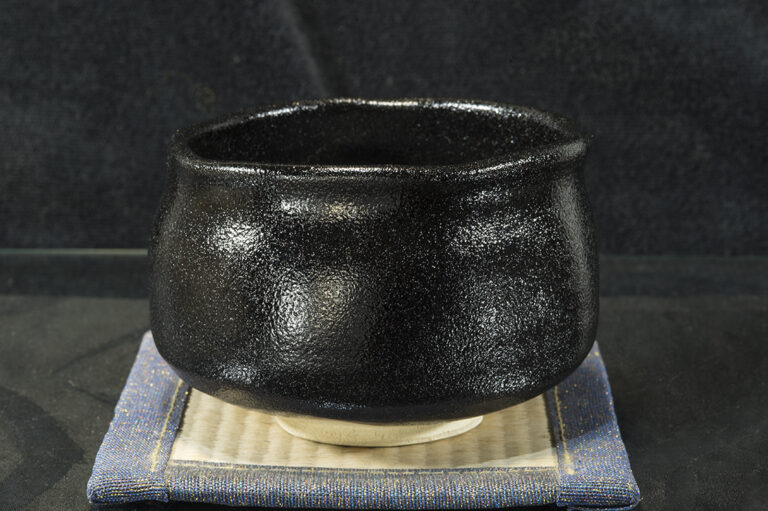 seto-guro-japan-matcha-chawan-teascsesze