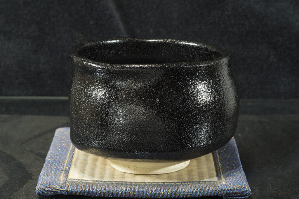 seto-guro-japan-matcha-chawan-teascsesze