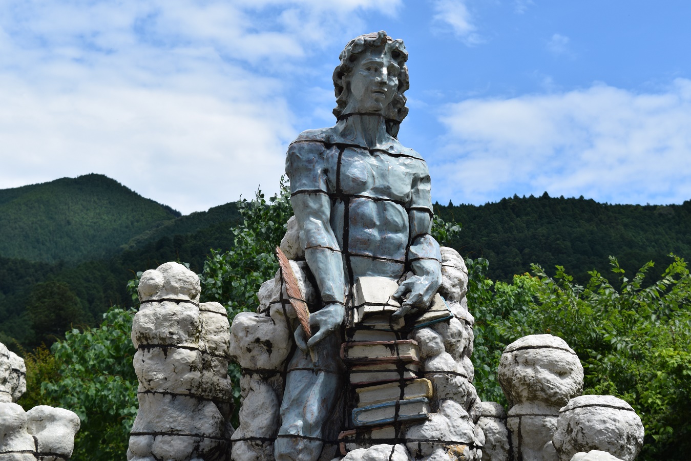 Kenji-Azuma-szivarvany-forras-keramikus-kert.jpg