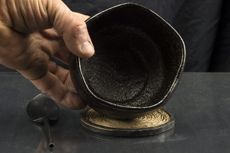 pentagon-kuro-raku-chawan-japan-matcha-teascsesze